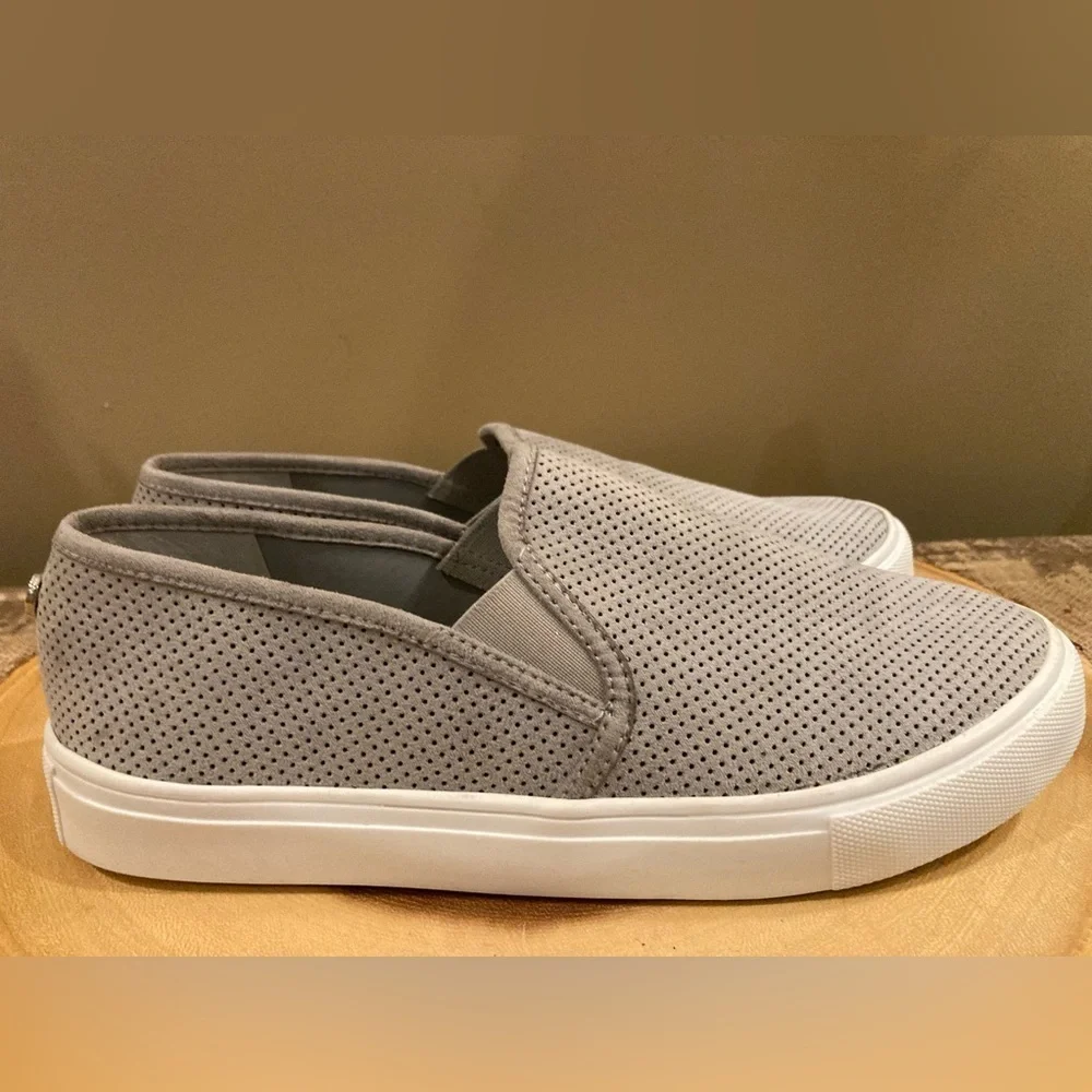 Steve Madden Women’s Zarayy Slip On Sneakers‎ Shoes Gray White Low Top Size 7.5